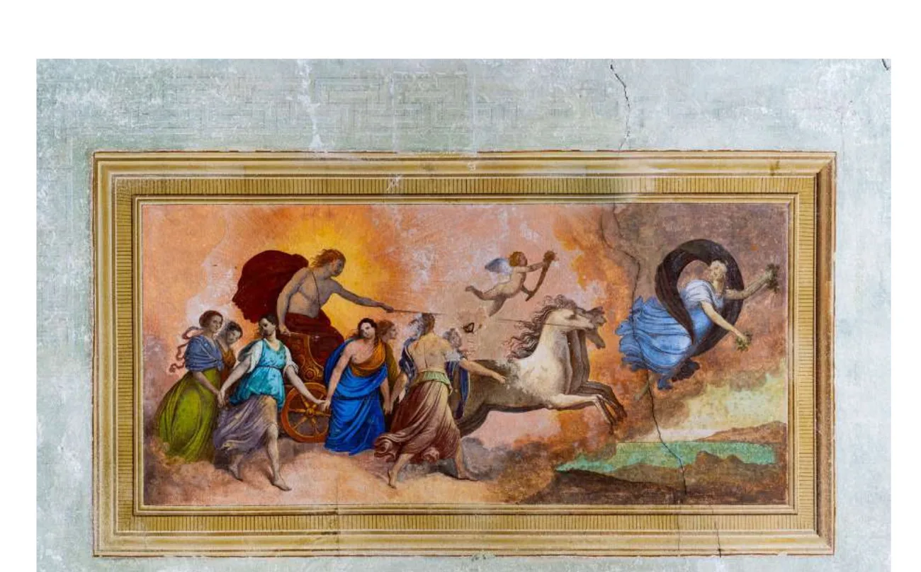 Affresco entro cornice dorata con figure classiche e cavallo